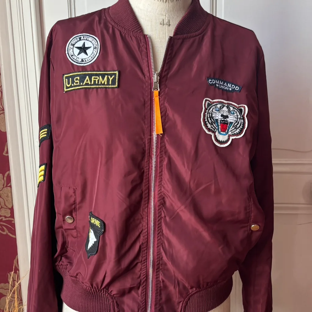 🌸 Bomber réversible bordeaux / rose Style US
Army - Taille 42
